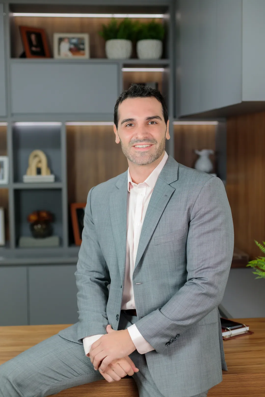 Dr. Guilherme Dalul, ortopedista e traumatologista, em seu consultório em Chapecó